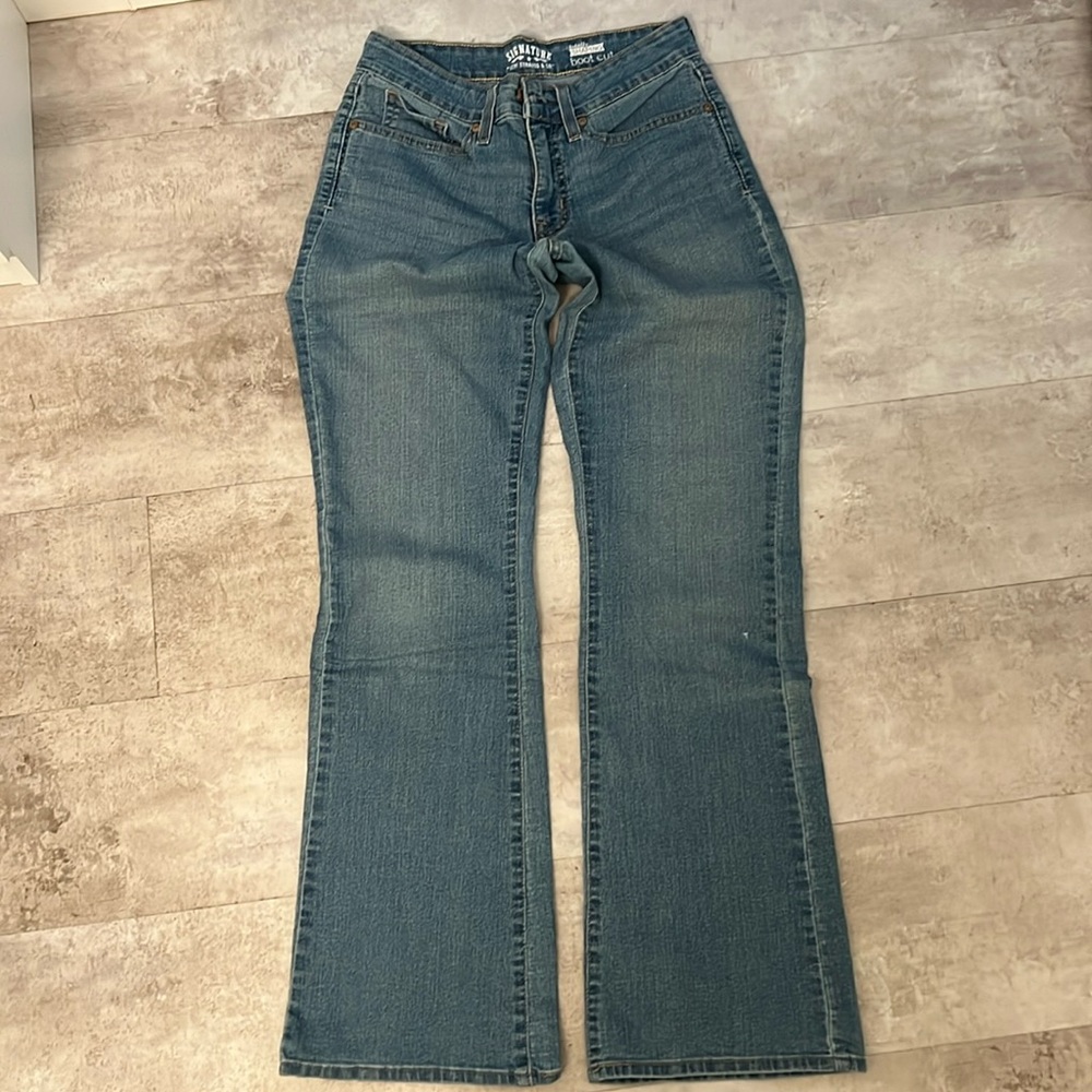 Signature Levi’s totally shaping boot cut size 4